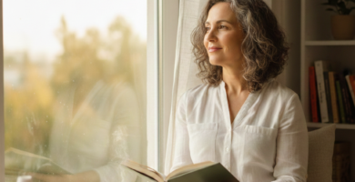 Mulher madura em momento de reflexão e bem-estar simbolizando a neuroplasticidade e o aprendizado de novos hábitos.