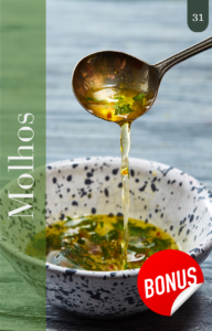 Molho caseiro saudável sendo servido em tigela — bônus de receitas de molhos para saladas no pote