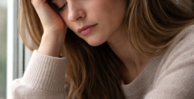 Mulher pensativa demonstrando sinais de exaustão emocional e cansaço mental