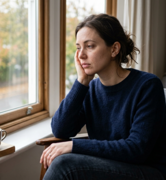 mente mentalmente cansada em mulher refletindo com sinais de cansaço mental